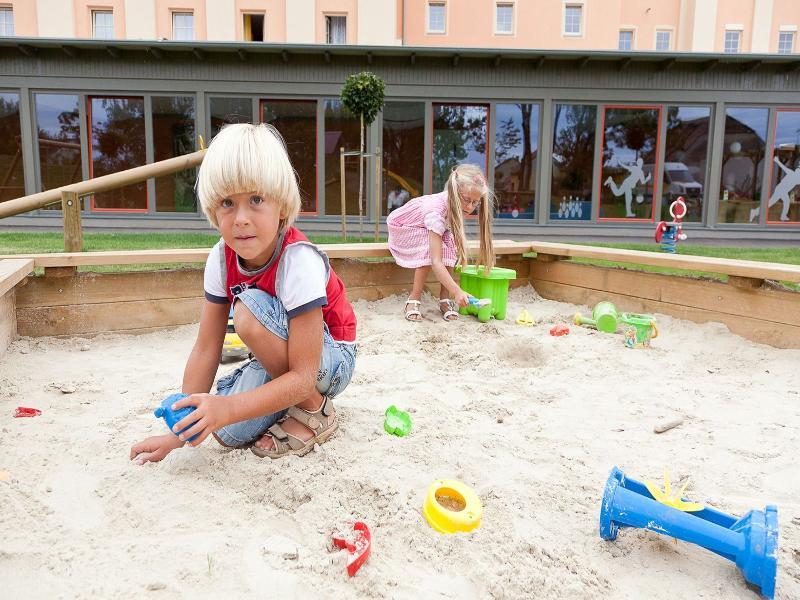 Jufa Hotel Weinviertel - Eselsmuehle Seefeld Exterior foto