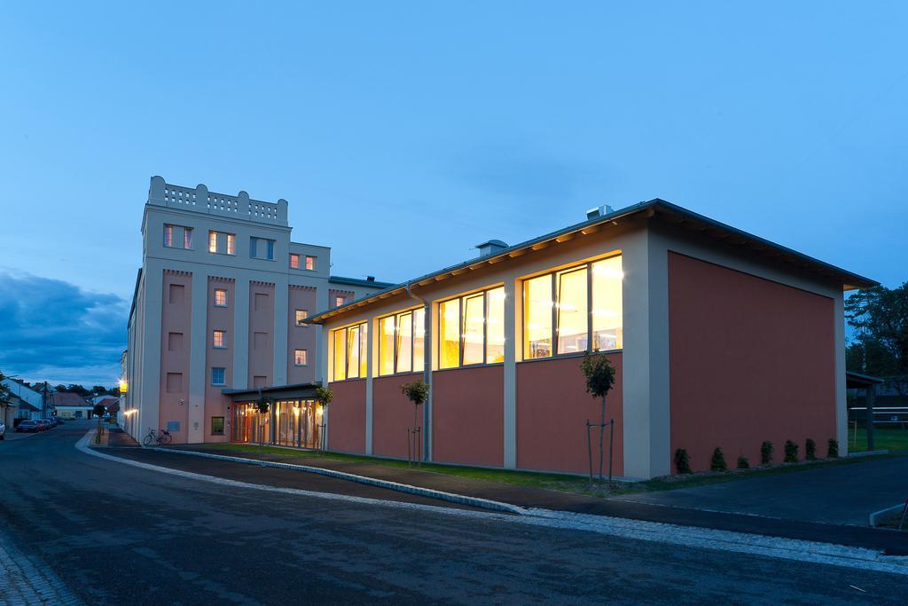 Jufa Hotel Weinviertel - Eselsmuehle Seefeld Exterior foto